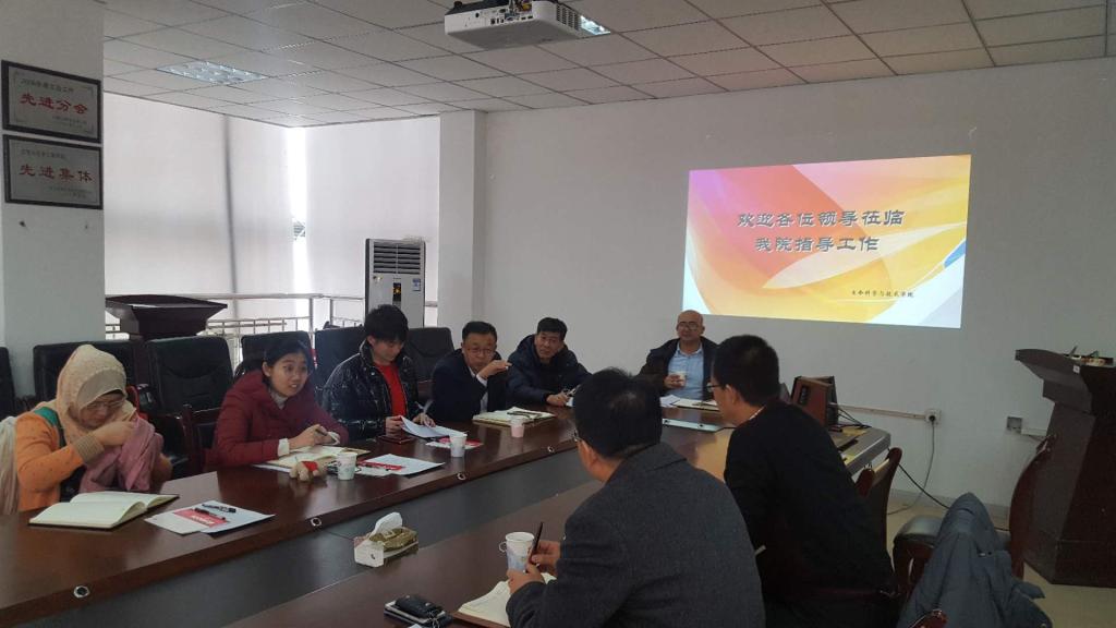 图为:学工领导指导工作