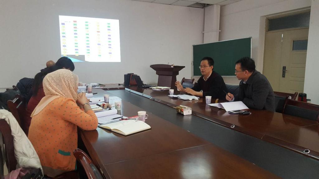 图为:赵良副书记汇报工作